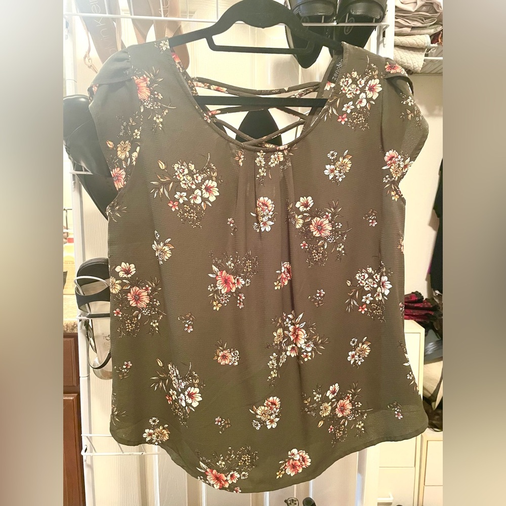 Women’s Zenobia Tulip Sleeve Blouse with Criss-Cross Back Detail, size 1XL